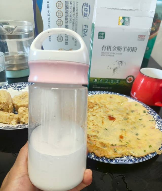有了羊奶，让早餐变得更营养健康 ​ ​我们会员都是非常的懂生活，羊奶易消化且营养丰富，能为您的每日早 配图