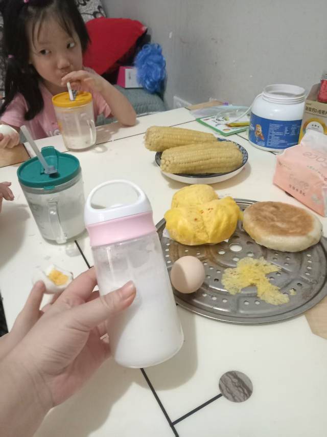 有了羊奶，让早餐变得更营养健康 ​ ​我们会员都是非常的懂生活，羊奶易消化且营养丰富，能为您的每日早 配图