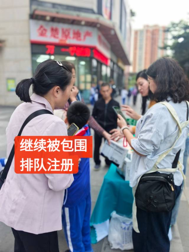 我们羊奶线下太受欢迎了 一波接一波 ​ ​排队注册会员，一次又一次被围观，真的太火爆了，很多都有喝过 配图