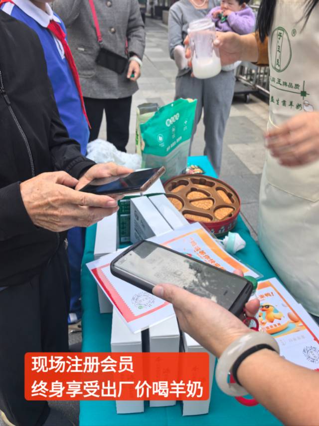 我们羊奶线下太受欢迎了 一波接一波 ​ ​排队注册会员，一次又一次被围观，真的太火爆了，很多都有喝过 配图
