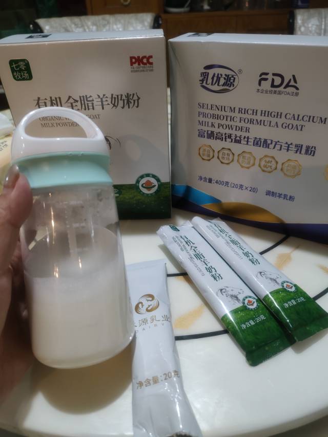 睡前喝杯温热的羊奶 ​可以促进睡眠 ​ 羊奶中含有，色氨酸的必需氨基酸， 摄入色氨酸 -> 增加褪黑 配图