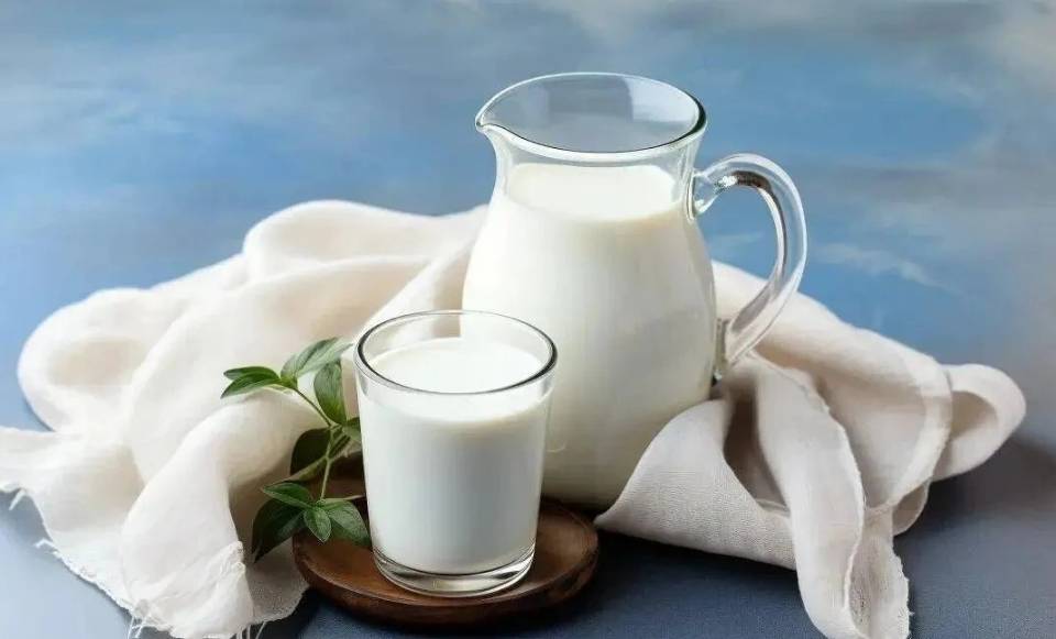 为什么 ​每天要喝一杯羊奶？ ​ 羊奶富含𝟮𝟬𝟬多种营养物质，包括𝟲𝟰种乳酸、𝟮𝟬种氨基酸、𝟭𝟮种维 配图