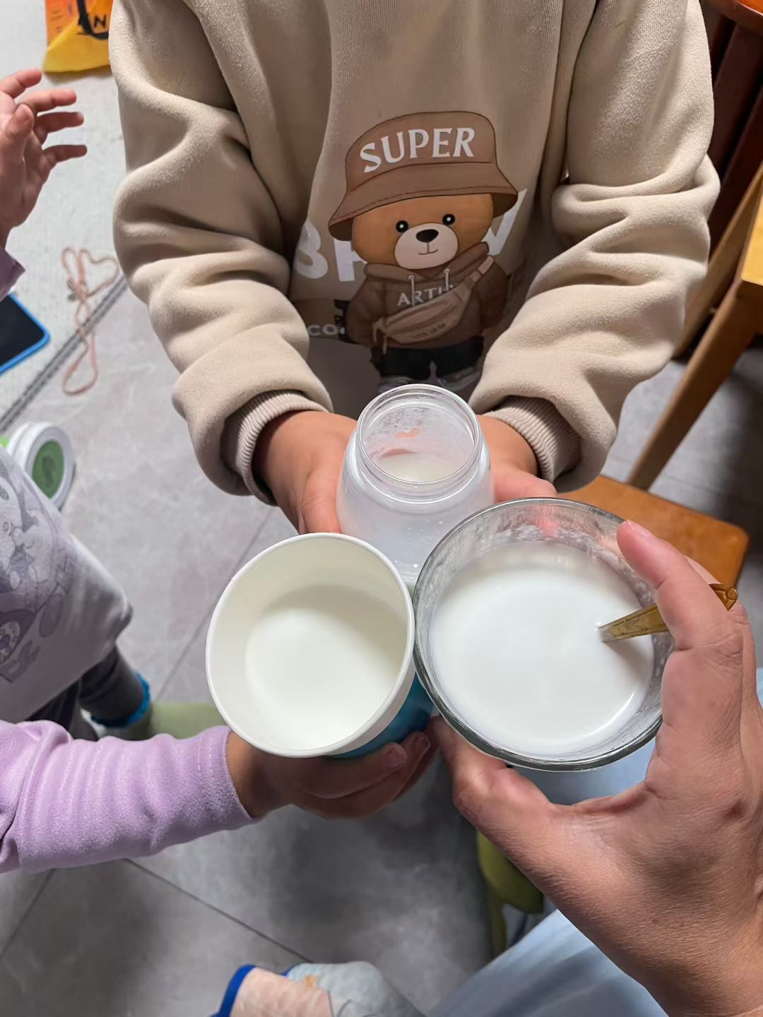小朋友喝羊奶🥛 ​不用担心有激素 ​ ​看图3，羊孕中不产奶，不用担心激素！ 配图