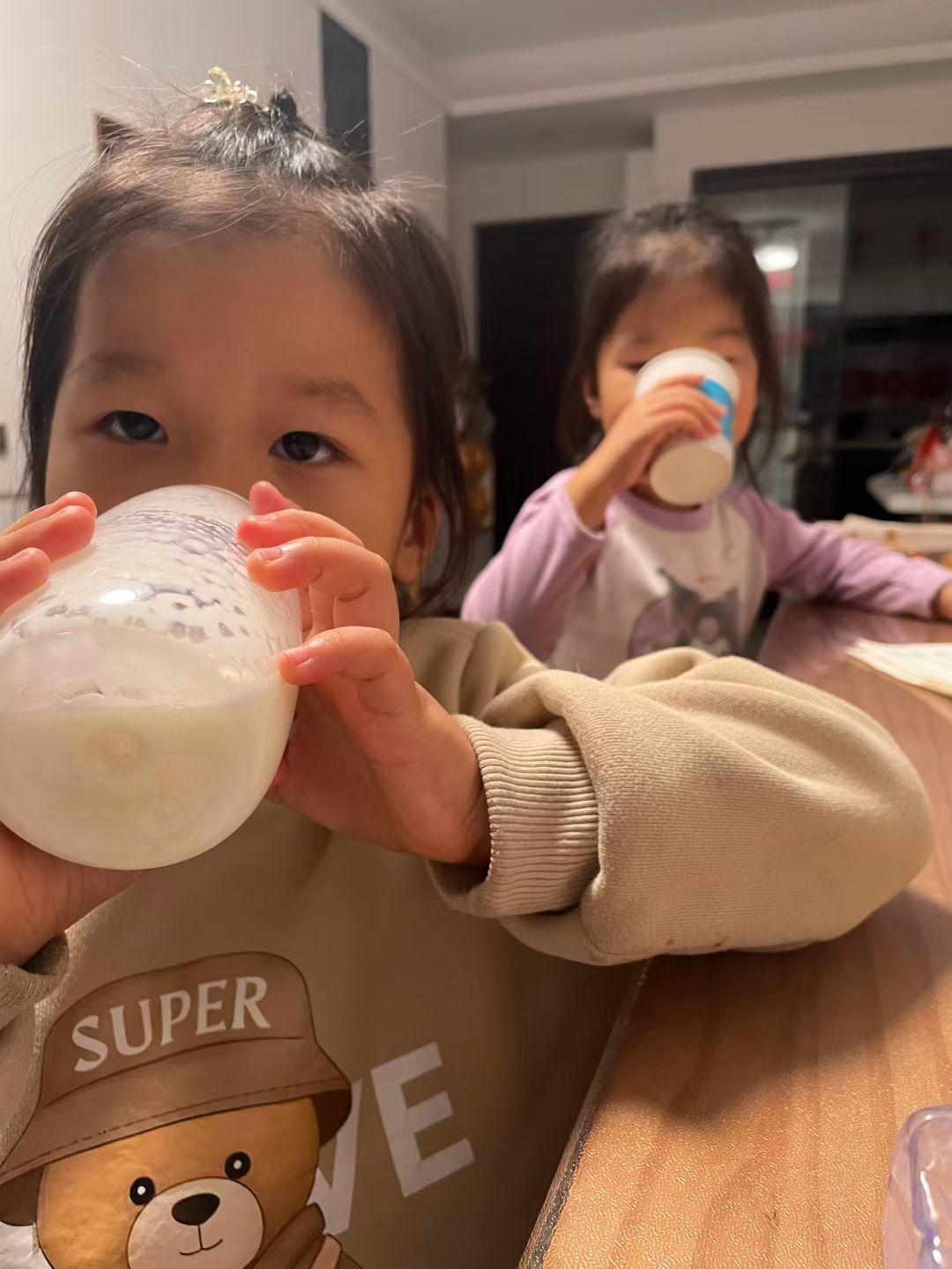 小朋友喝羊奶🥛 ​不用担心有激素 ​ ​看图3，羊孕中不产奶，不用担心激素！ 配图
