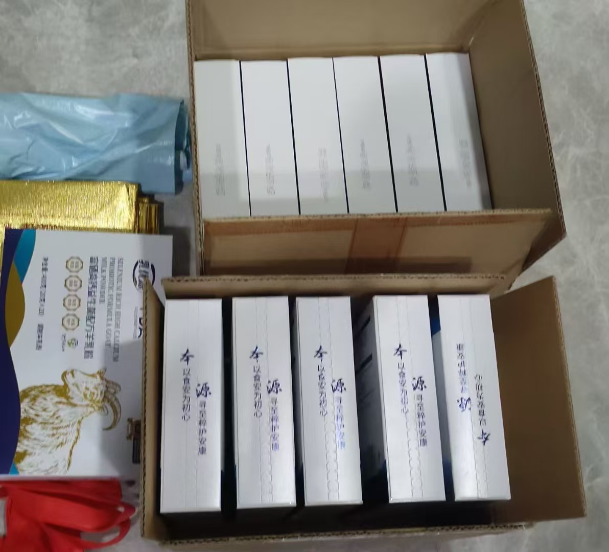 小伙伴们都开始备春节期间的羊奶了 自己喝，走亲访友送礼都是不错的选择[强] 配图