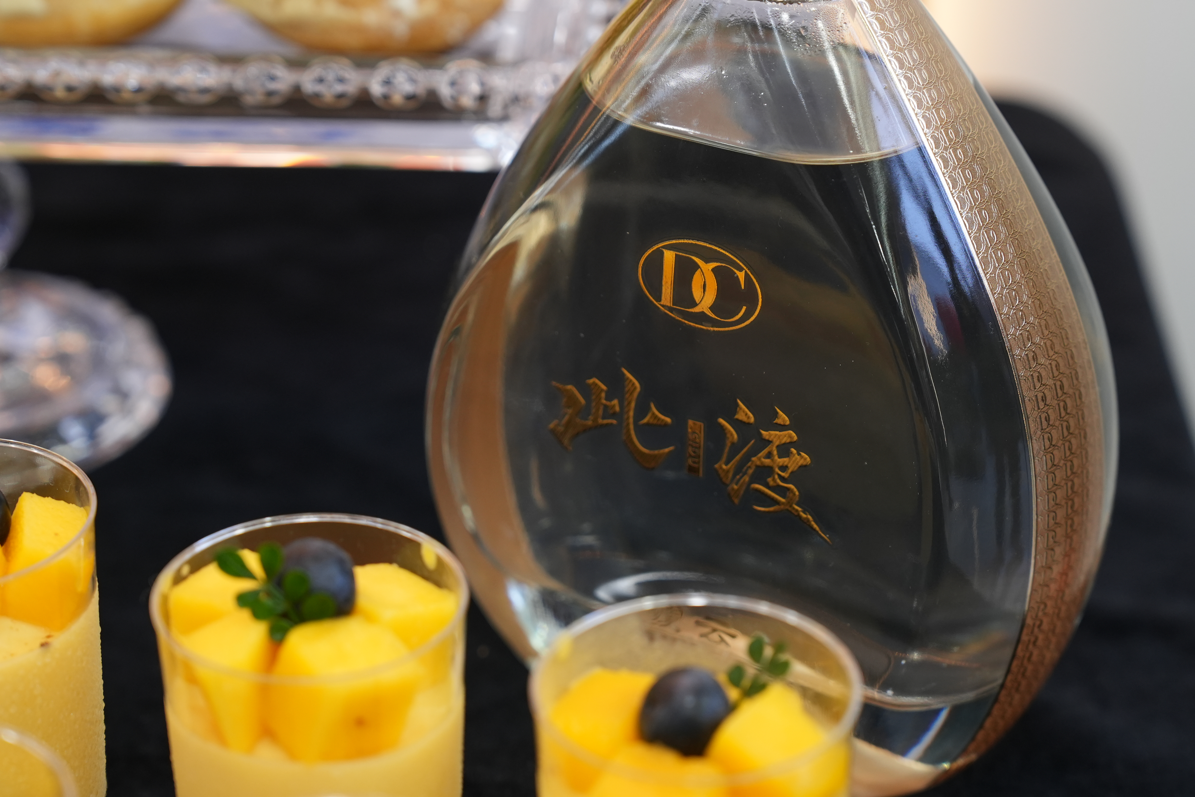 【甜蜜启幕・同享此刻】 愿这份清甜 佐以杯中醇香 见证我们每一个值得庆祝的时刻🥂 —此渡酒业 配图