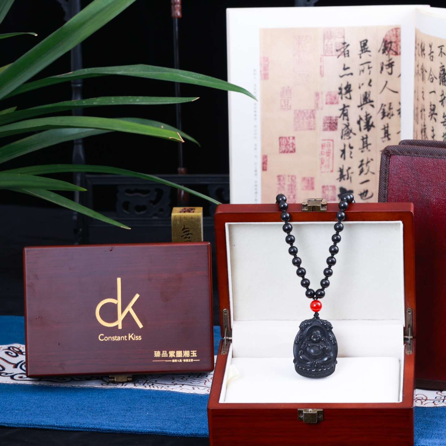 CK紫墨湘玉系列之乌光弥勒吊坠流淌在生活里的文化回响