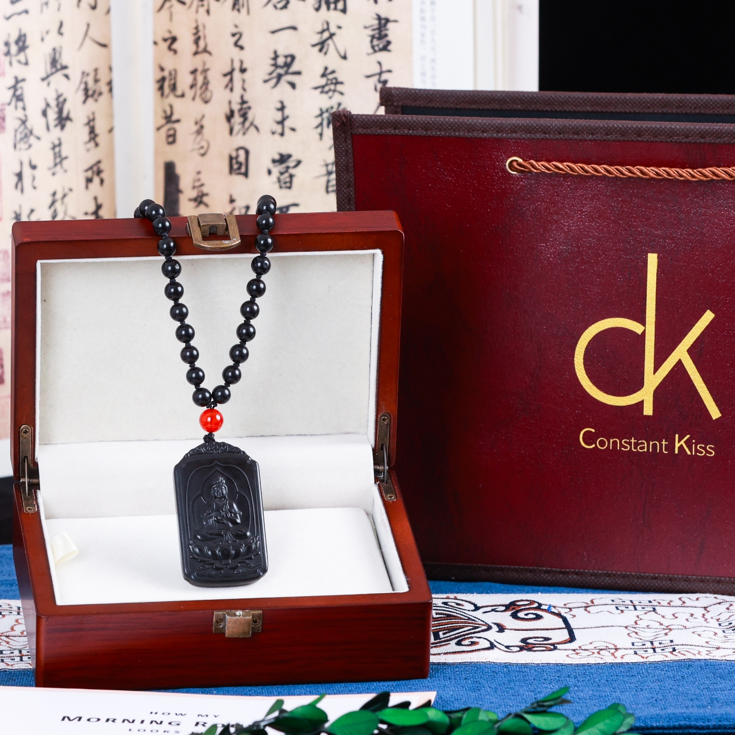 CK紫墨湘玉系列之紫墨观音祈福吊坠将庇佑融入气质让文艺轻奢成为你独特的美学标签 